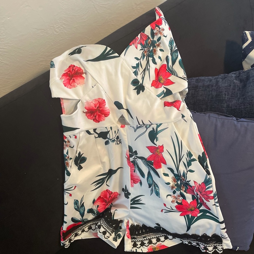 Floral Romper w/pockets - Picture 2 of 2